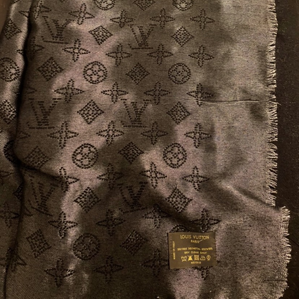 Louis Vuitton scarf(price is negotiable)